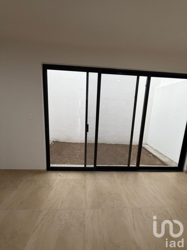 Renta de Casa con Roof Garden, Sala de TV, 4 Recámaras en Zibatá, Ideal para Familias