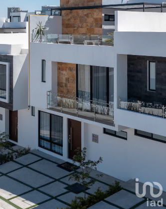 Renta de Casa con Roof Garden, Sala de TV, 4 Recámaras en Zibatá, Ideal para Familias