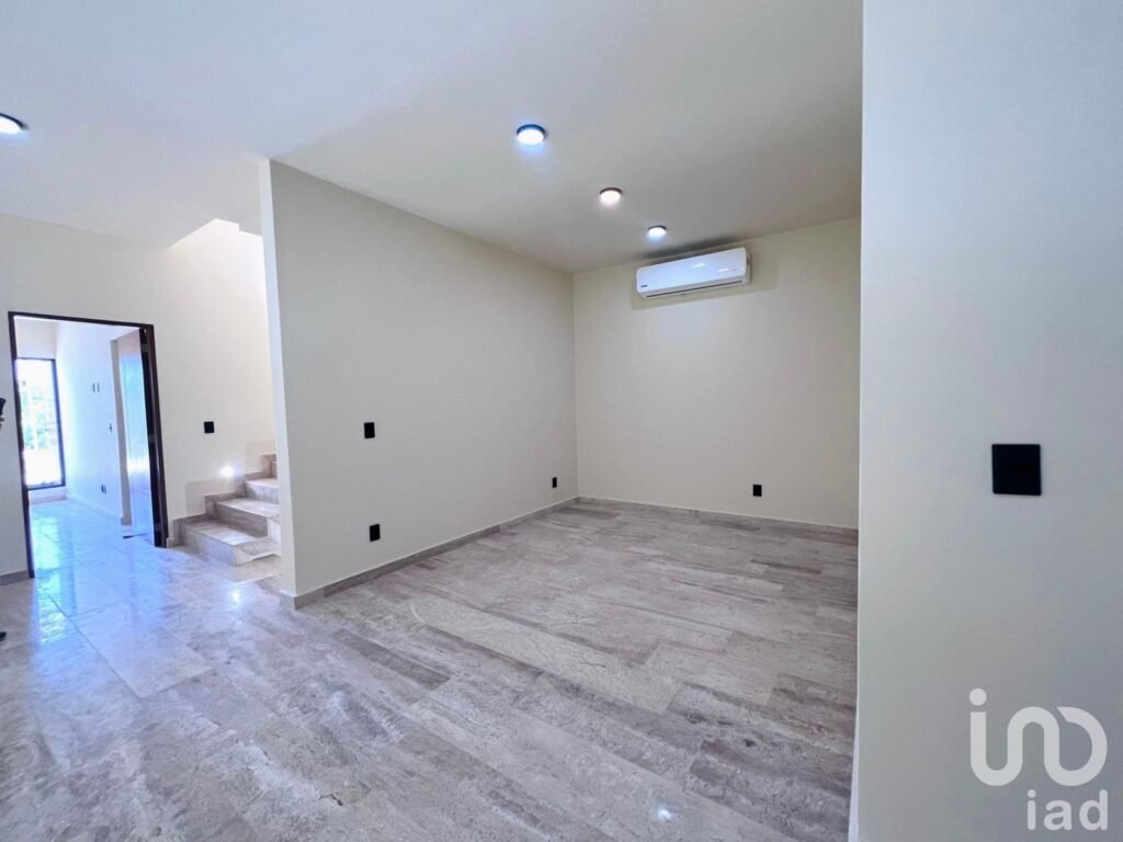 Casa con 4 recámaras en venta en Via Cumbres av. Huayacan Cancún