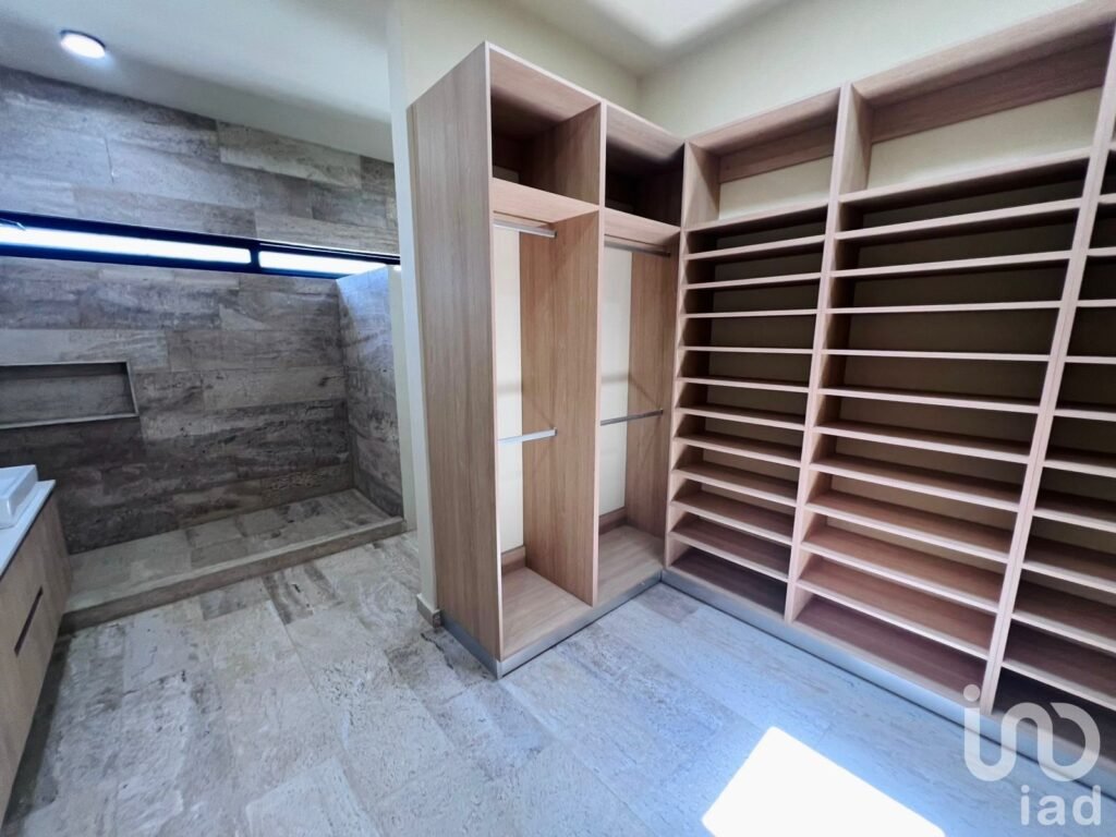 Casa con 4 recámaras en venta en Via Cumbres av. Huayacan Cancún