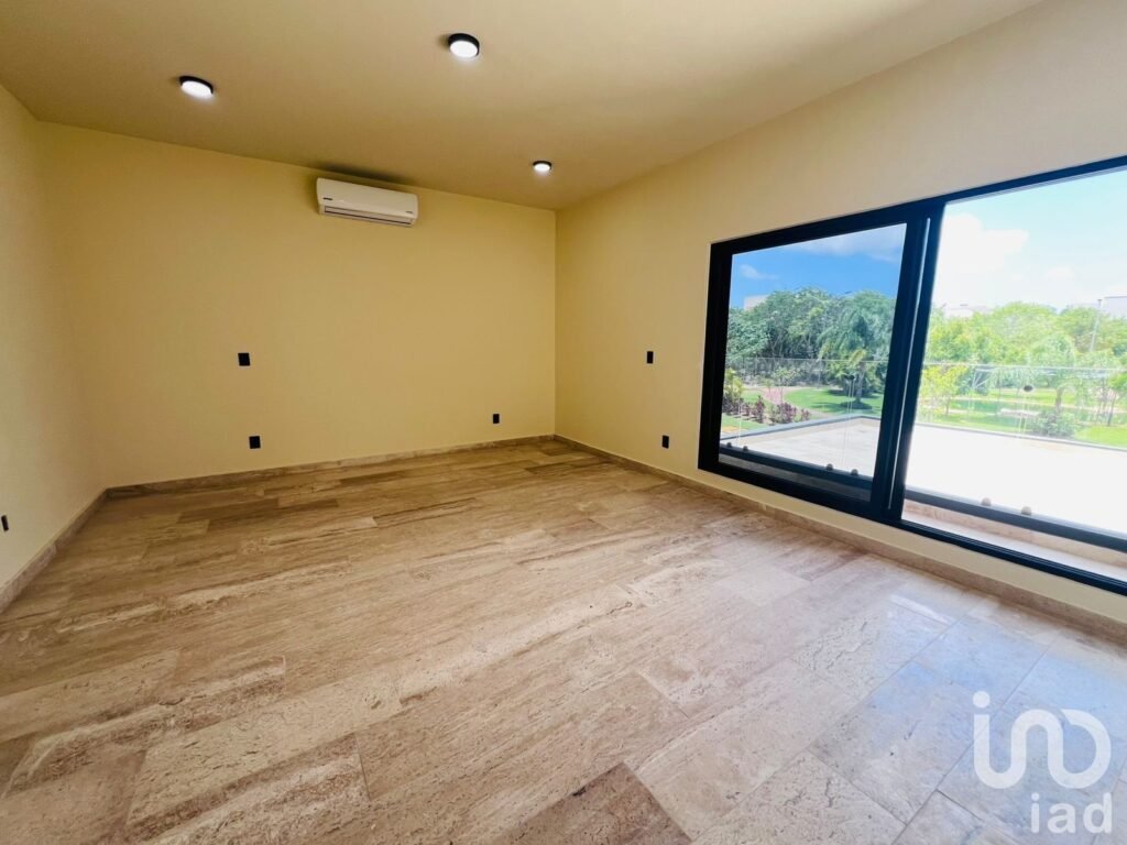 Casa con 4 recámaras en venta en Via Cumbres av. Huayacan Cancún