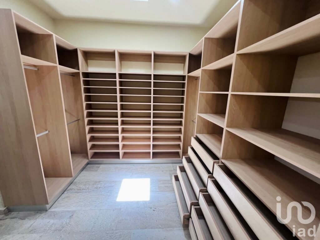 Casa con 4 recámaras en venta en Via Cumbres av. Huayacan Cancún