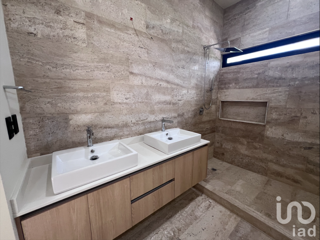 Casa con 4 recámaras en venta en Via Cumbres av. Huayacan Cancún