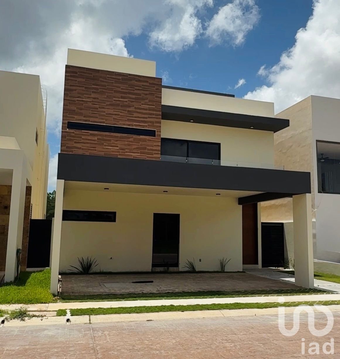 Casa con 4 recámaras en venta en Via Cumbres av. Huayacan Cancún