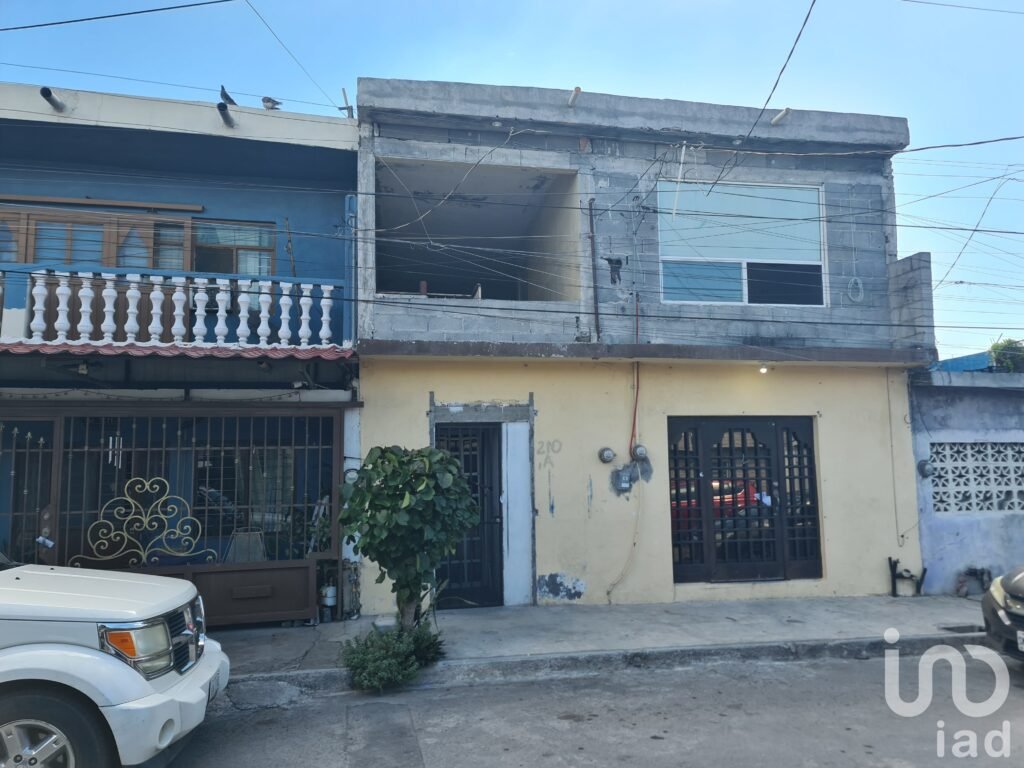 ¡Atención Inversionistas! Casa en Venta en Col. Jardines de Nogalar (Zona San Nicolás)