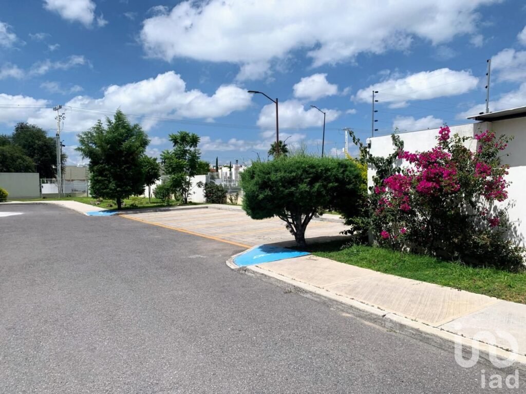 CASA AMUEBLADA EN COLINAS DE LA PIEDAD