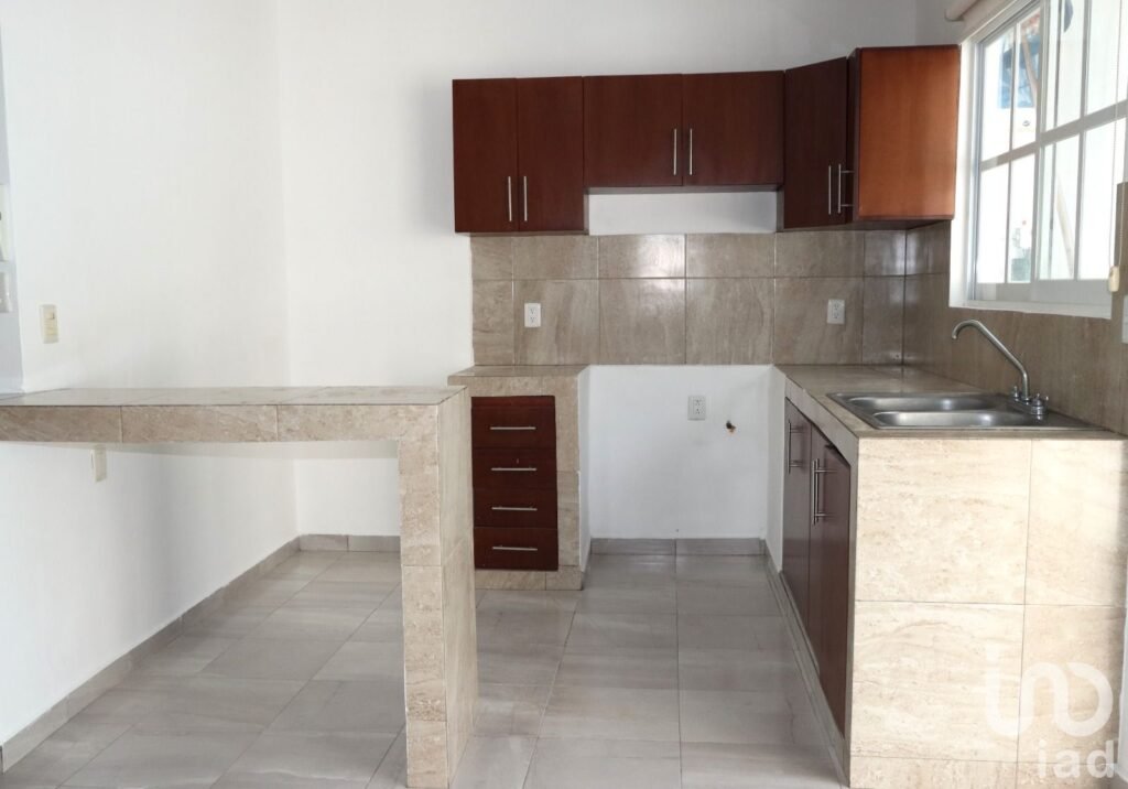 VENDO CASA CON ALBERCA 3 RECAMARAS EN TERAN
