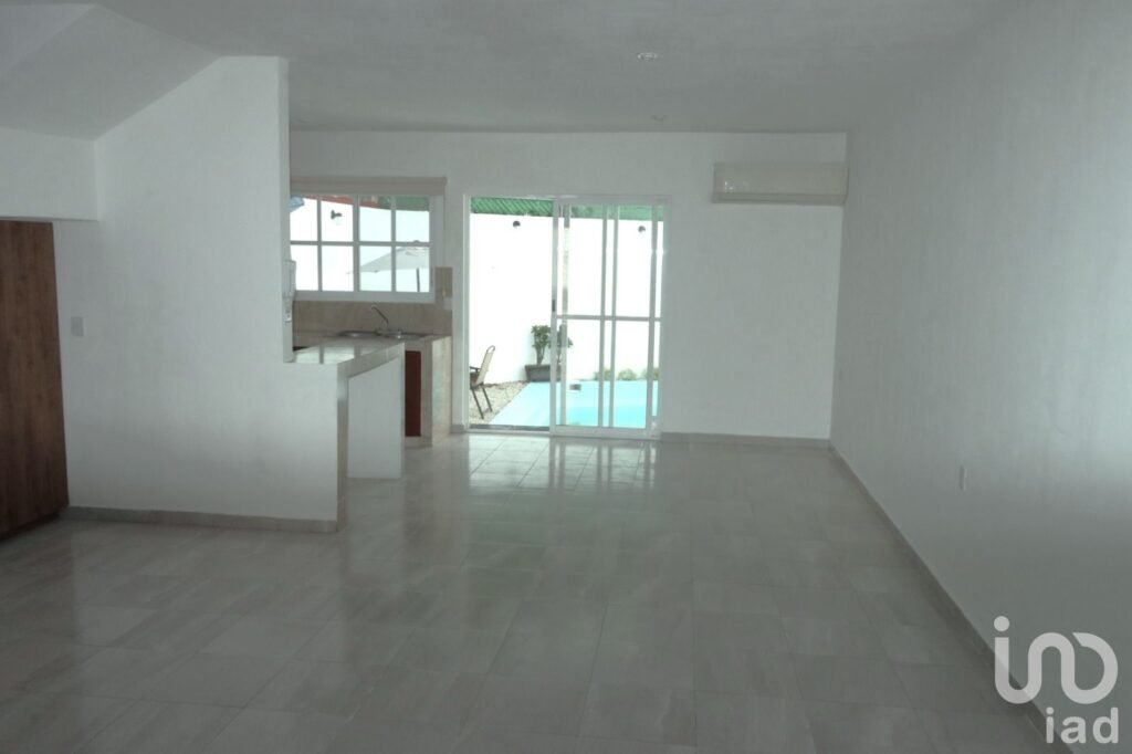 VENDO CASA CON ALBERCA 3 RECAMARAS EN TERAN