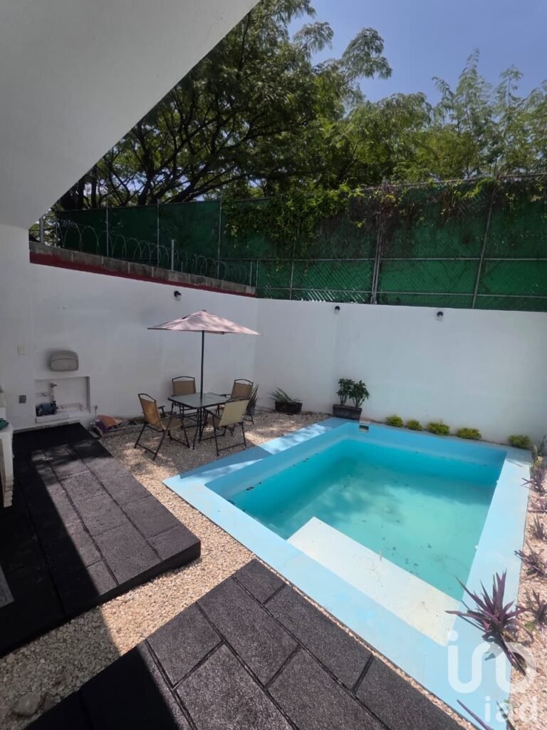 VENDO CASA CON ALBERCA 3 RECAMARAS EN TERAN