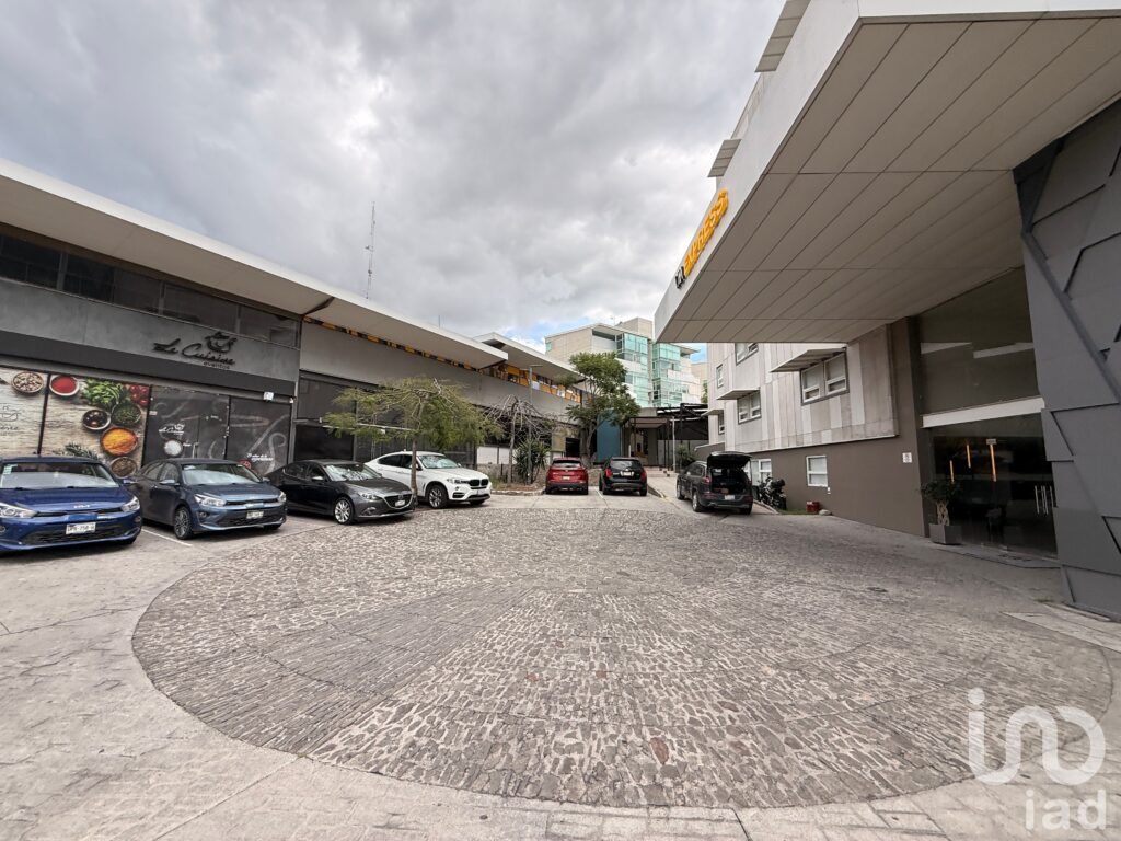 3 Locales en Renta sobre Bernardo Quintana en Queretaro