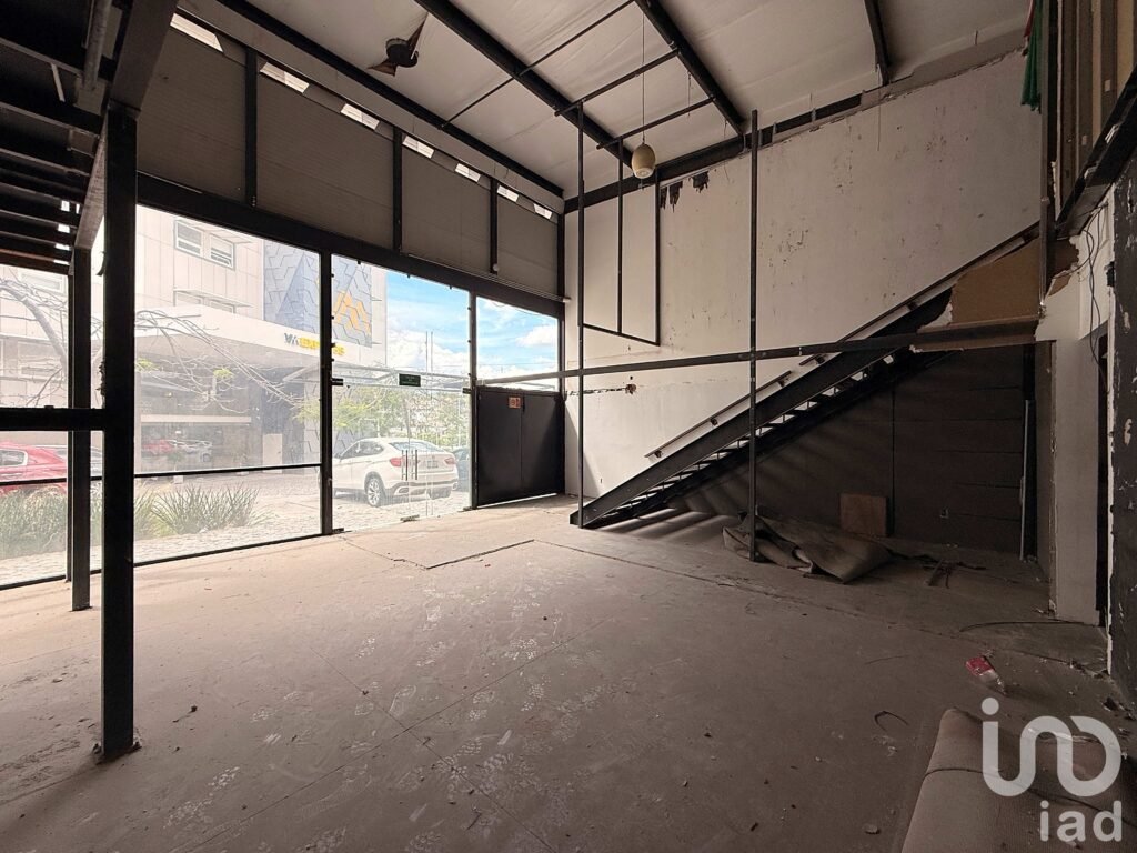 3 Locales en Renta sobre Bernardo Quintana en Queretaro