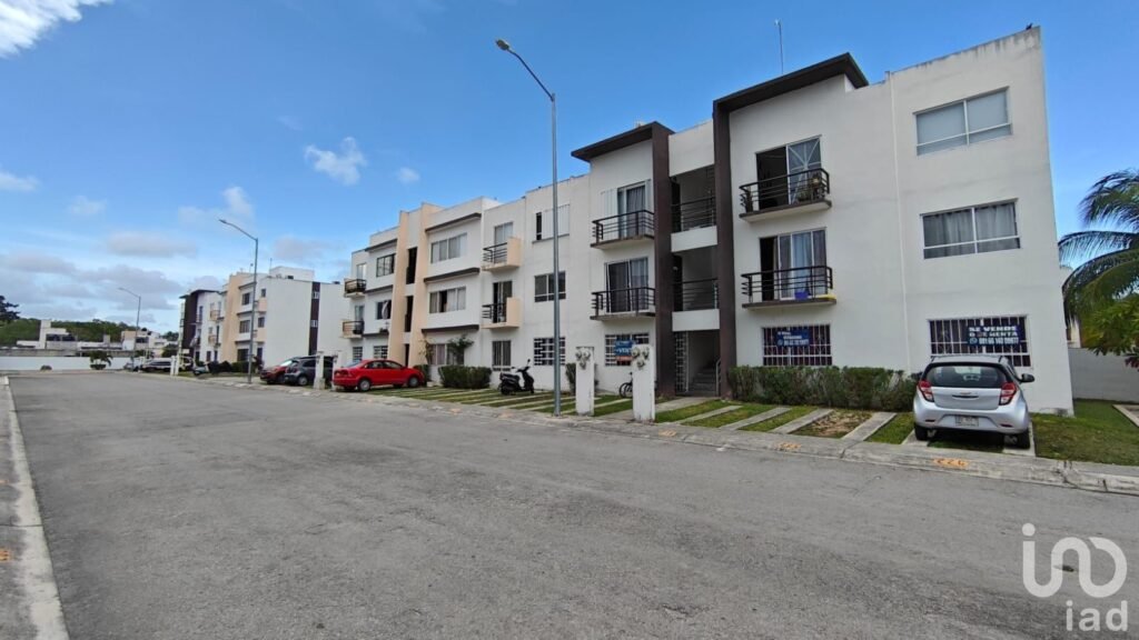 Departamento en Venta Planta Baja 3 Recamaras Amueblado con Alberca y Seguridad en Playa del Carmen