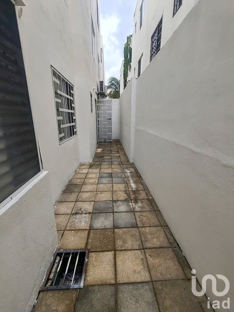 Departamento en Venta Planta Baja 3 Recamaras Amueblado con Alberca y Seguridad en Playa del Carmen
