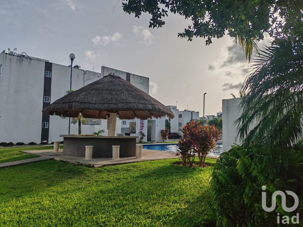 Departamento en Venta Planta Baja 3 Recamaras Amueblado con Alberca y Seguridad en Playa del Carmen