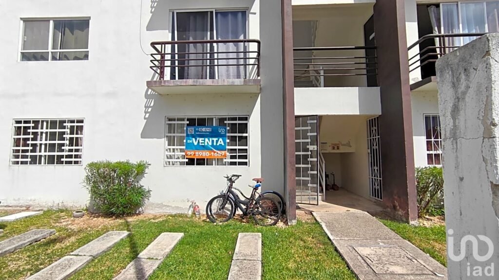Departamento en Venta Planta Baja 3 Recamaras Amueblado con Alberca y Seguridad en Playa del Carmen