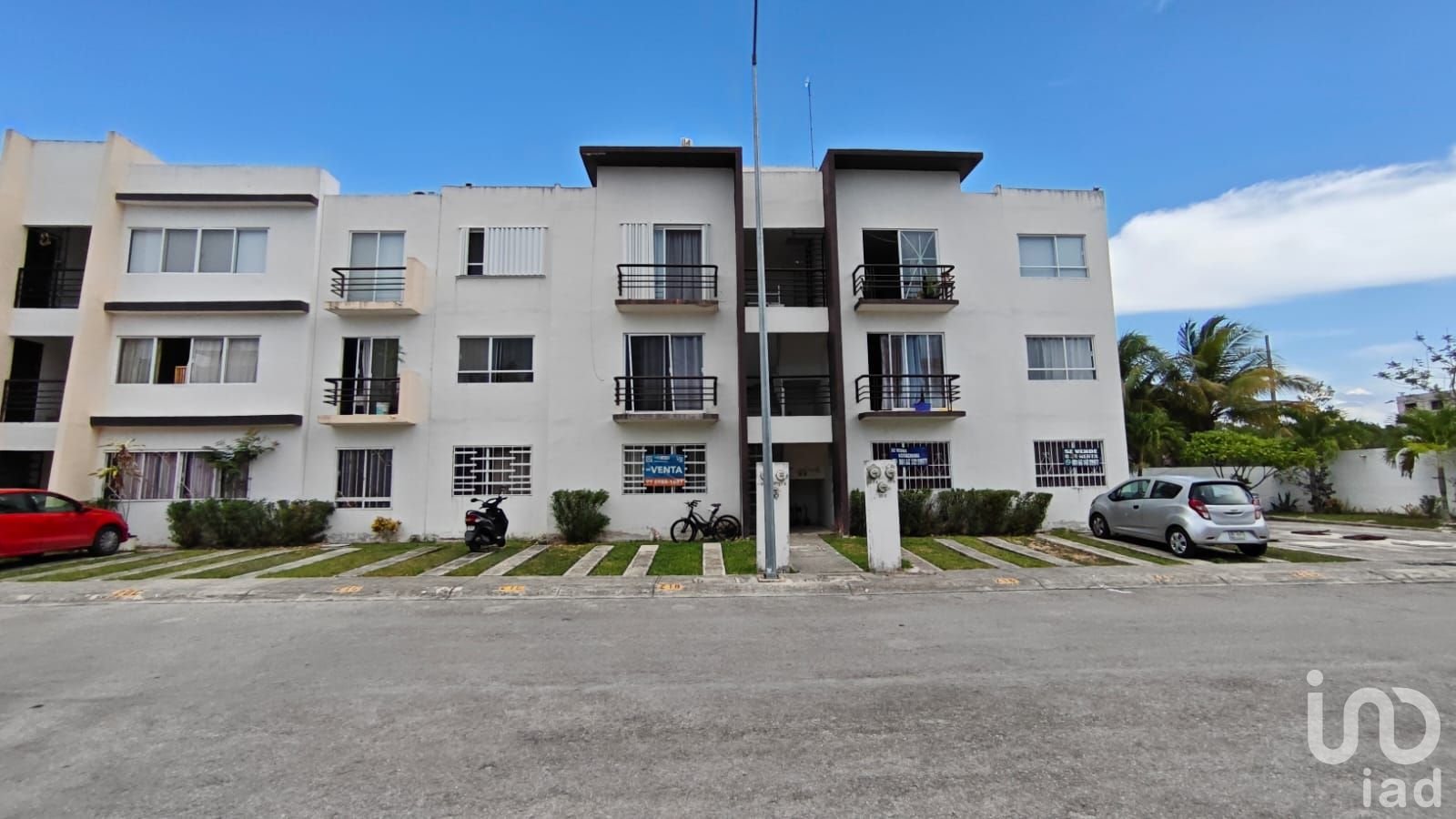 Departamento en Venta Planta Baja 3 Recamaras Amueblado con Alberca y Seguridad en Playa del Carmen