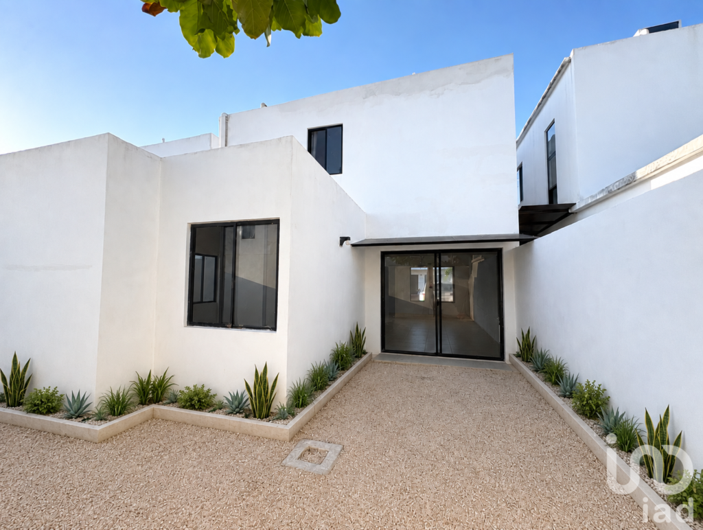 Casa equipada con recámara en planta baja y amenidades en Idilia Residencial