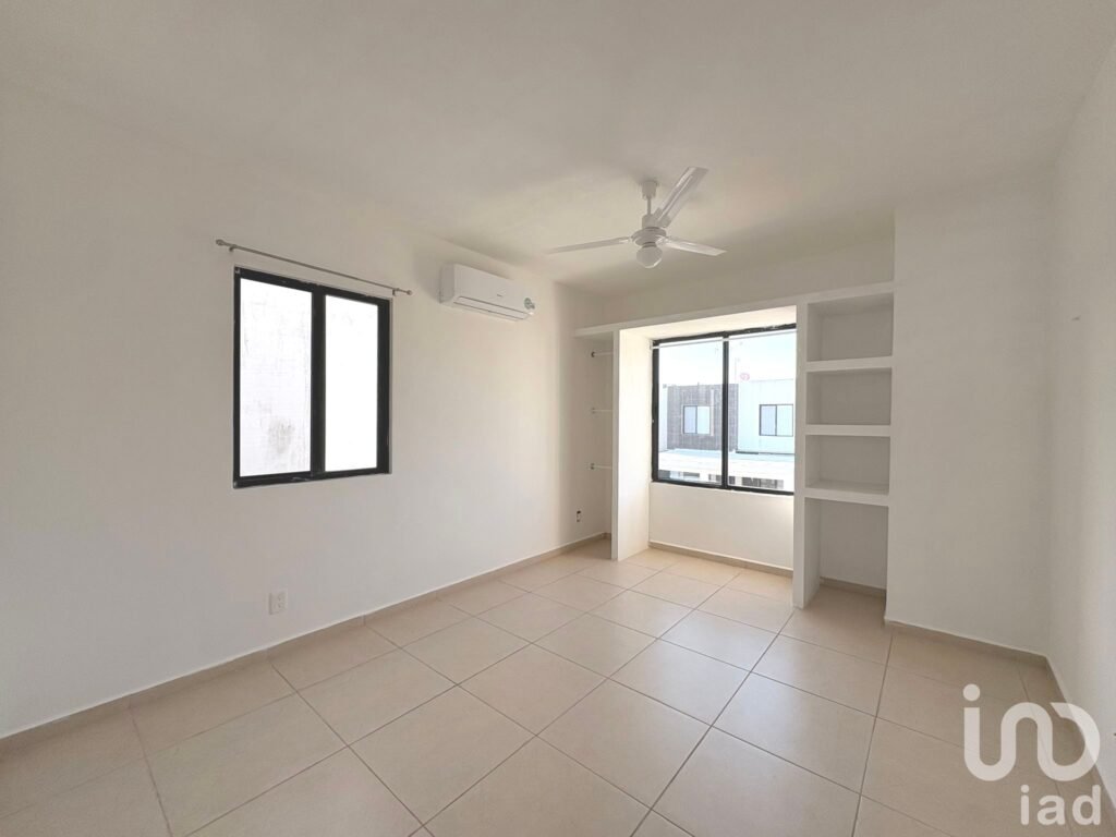 Casa equipada con recámara en planta baja y amenidades en Idilia Residencial