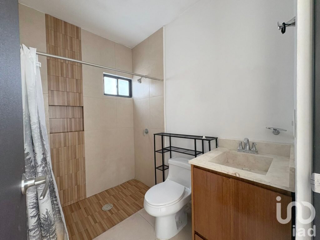 Casa equipada con recámara en planta baja y amenidades en Idilia Residencial