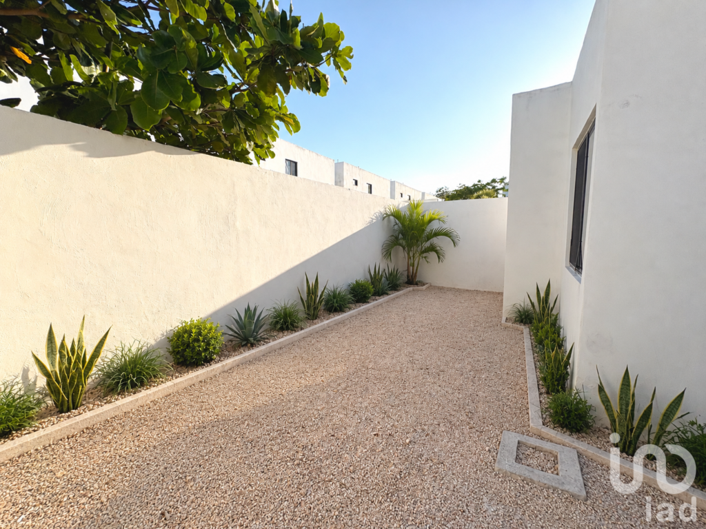 Casa equipada con recámara en planta baja y amenidades en Idilia Residencial