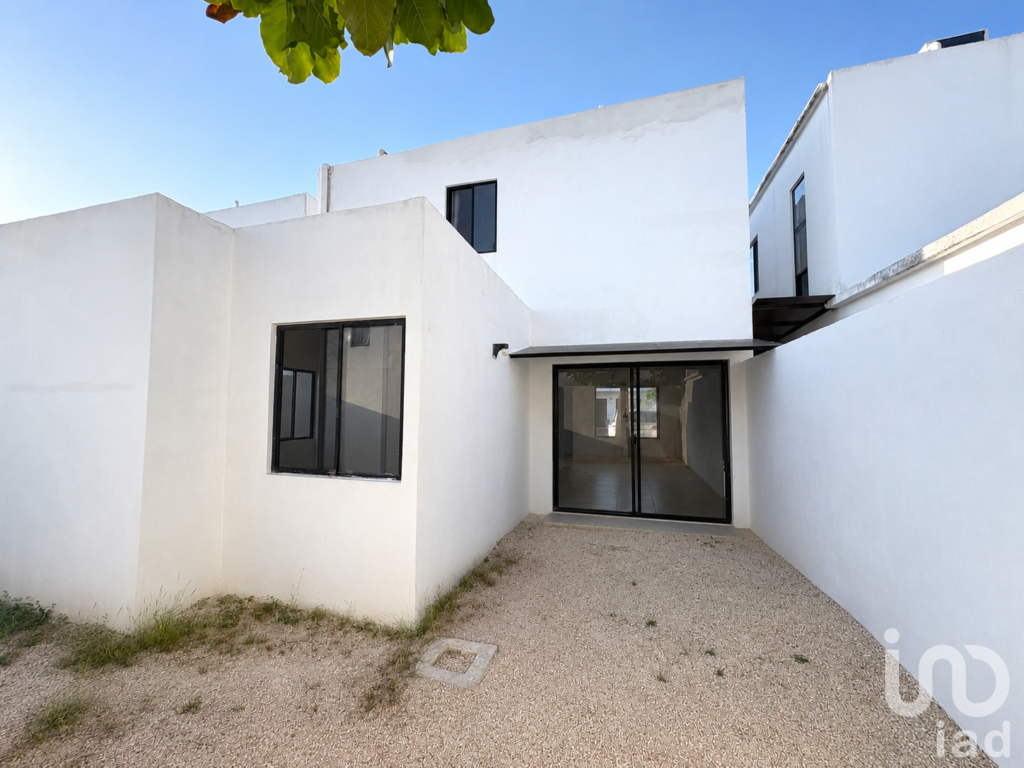 Casa equipada con recámara en planta baja y amenidades en Idilia Residencial