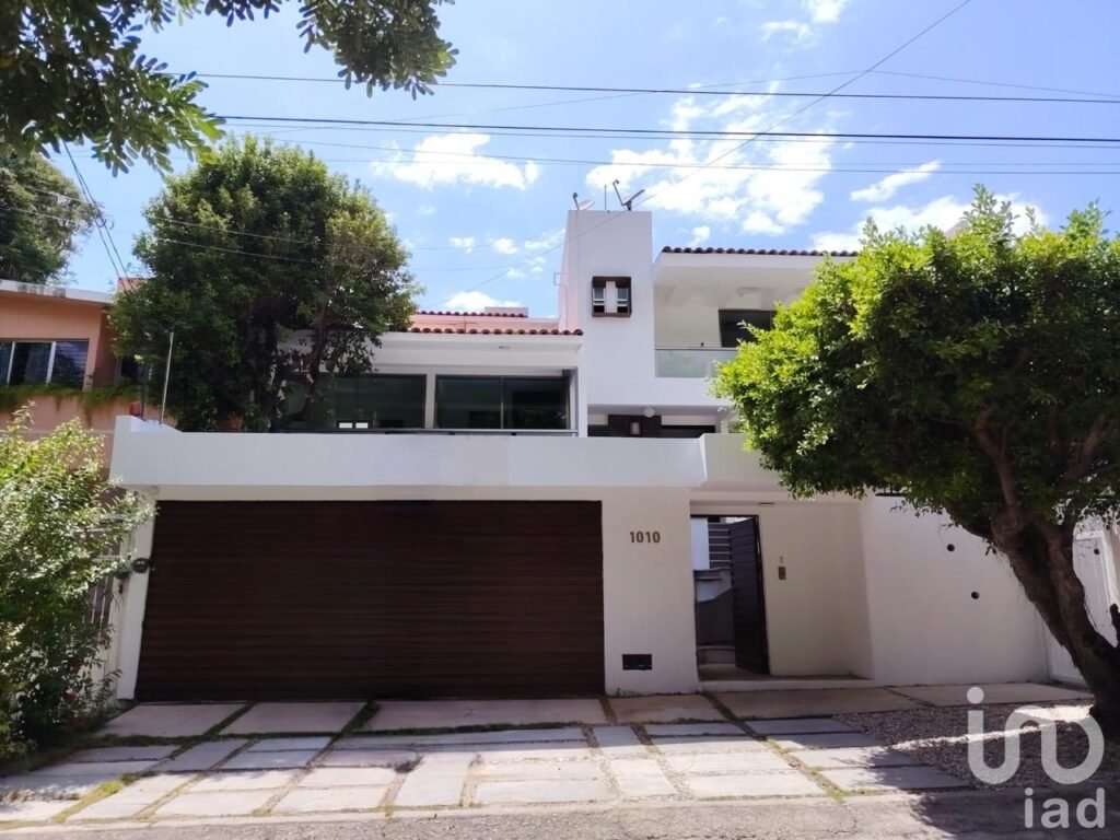 VENTA DE CASA CON ALBERCA EN LAS TERRAZAS