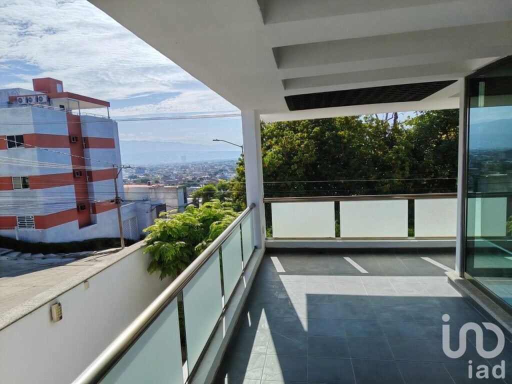 VENTA DE CASA CON ALBERCA EN LAS TERRAZAS