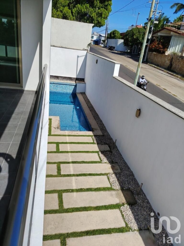 VENTA DE CASA CON ALBERCA EN LAS TERRAZAS