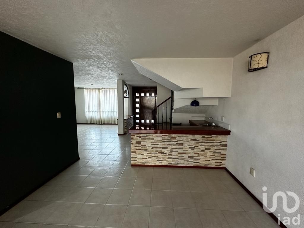 Venta de Casa en Metepec , 4 recámaras, jardín privado y tren a Santa Fe, Metepec