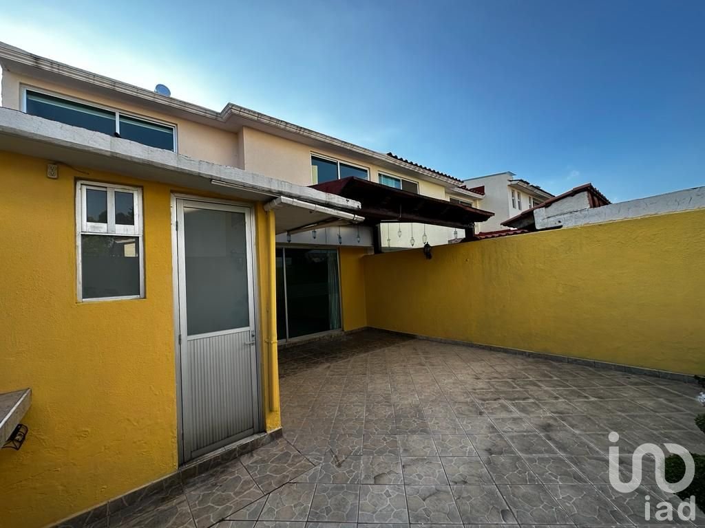 Venta de Casa en Metepec , 4 recámaras, jardín privado y tren a Santa Fe, Metepec