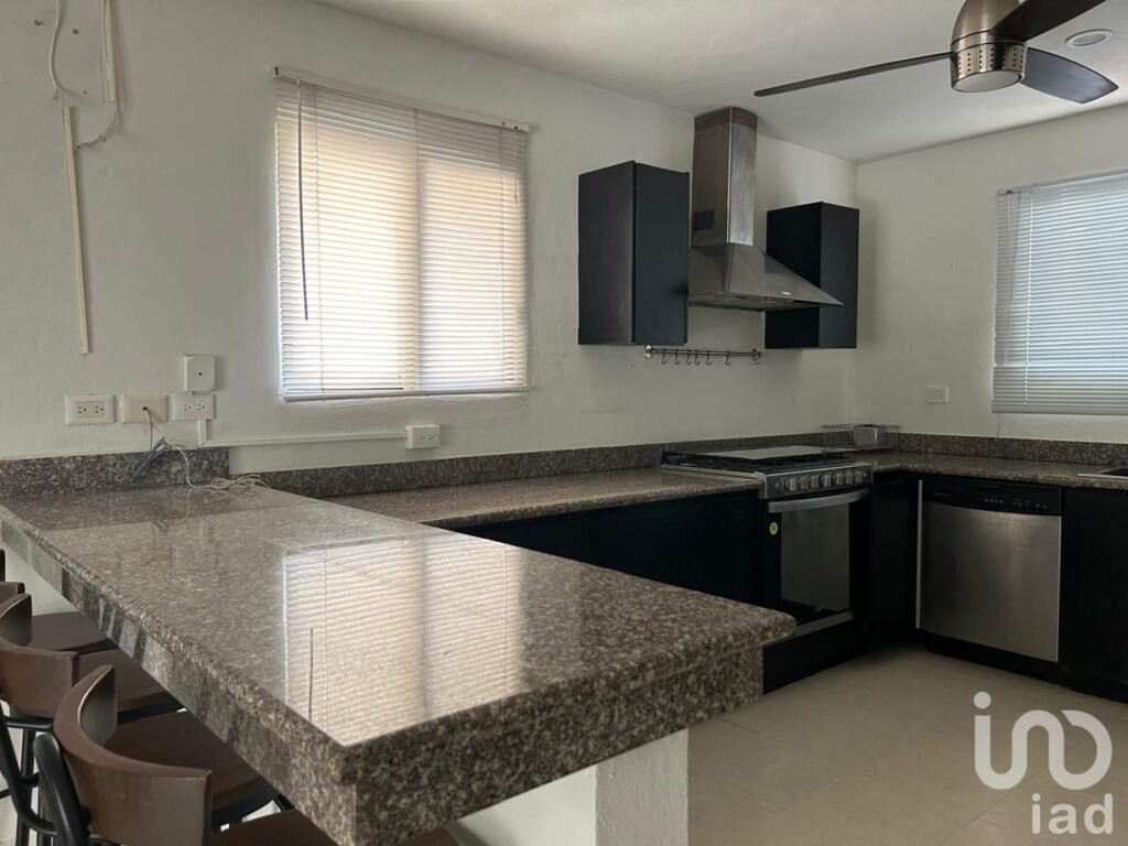 Casa en Venta en Privada, con Piscina, Páneles Solares y Area rentable Independiente, Mérida Yuc