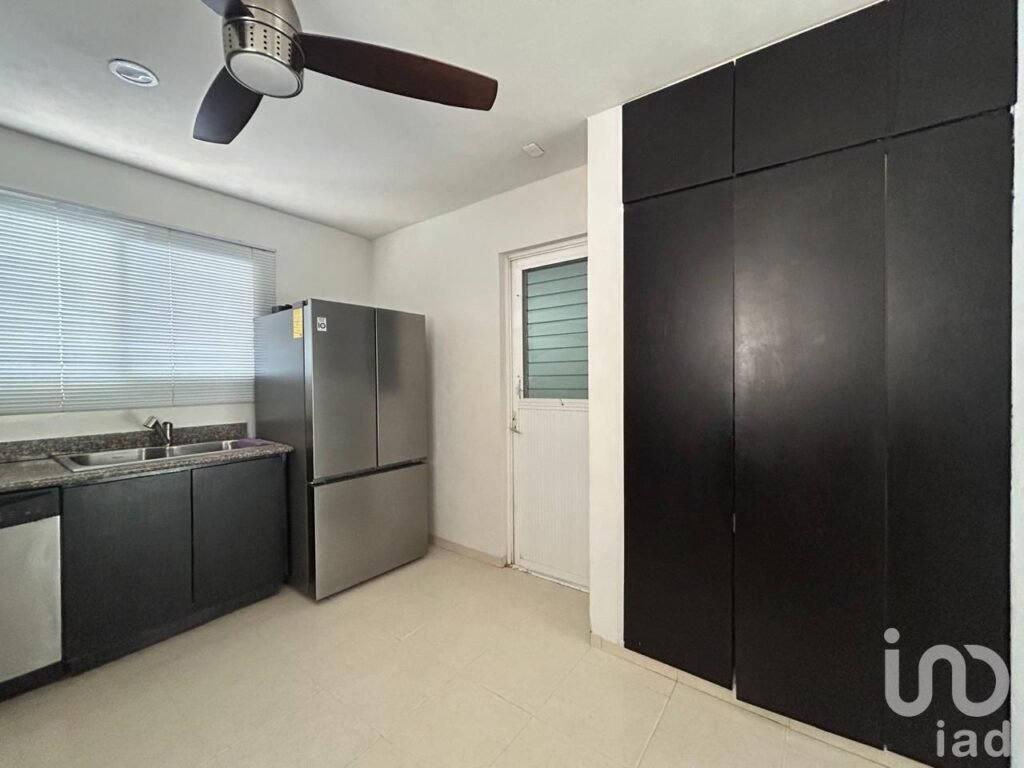 Casa en Venta en Privada, con Piscina, Páneles Solares y Area rentable Independiente, Mérida Yuc
