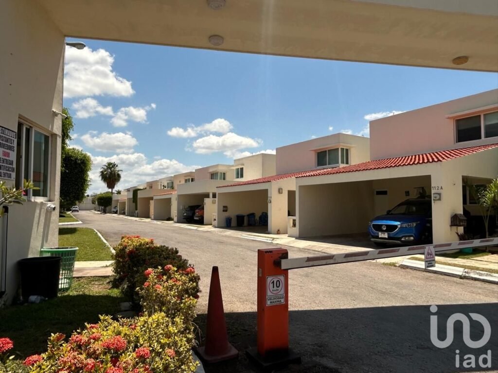Casa en Venta en Privada, con Piscina, Páneles Solares y Area rentable Independiente, Mérida Yuc