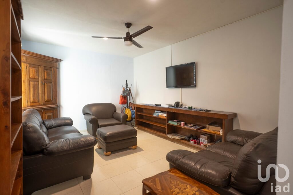 Casa en Venta en Privada, con Piscina, Páneles Solares y Area rentable Independiente, Mérida Yuc