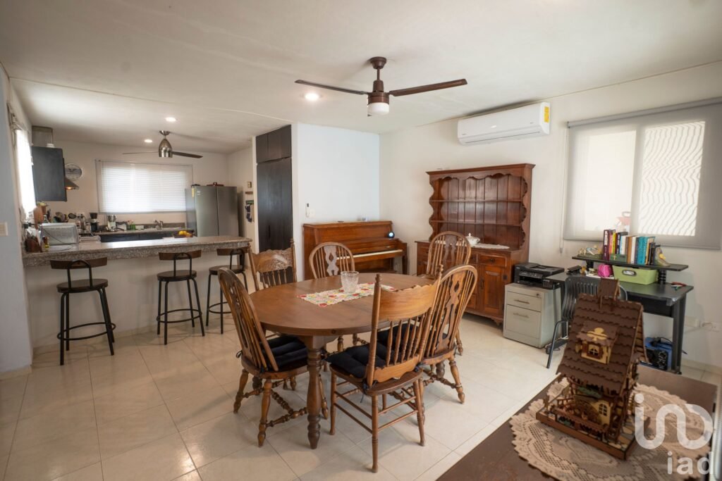 Casa en Venta en Privada, con Piscina, Páneles Solares y Area rentable Independiente, Mérida Yuc