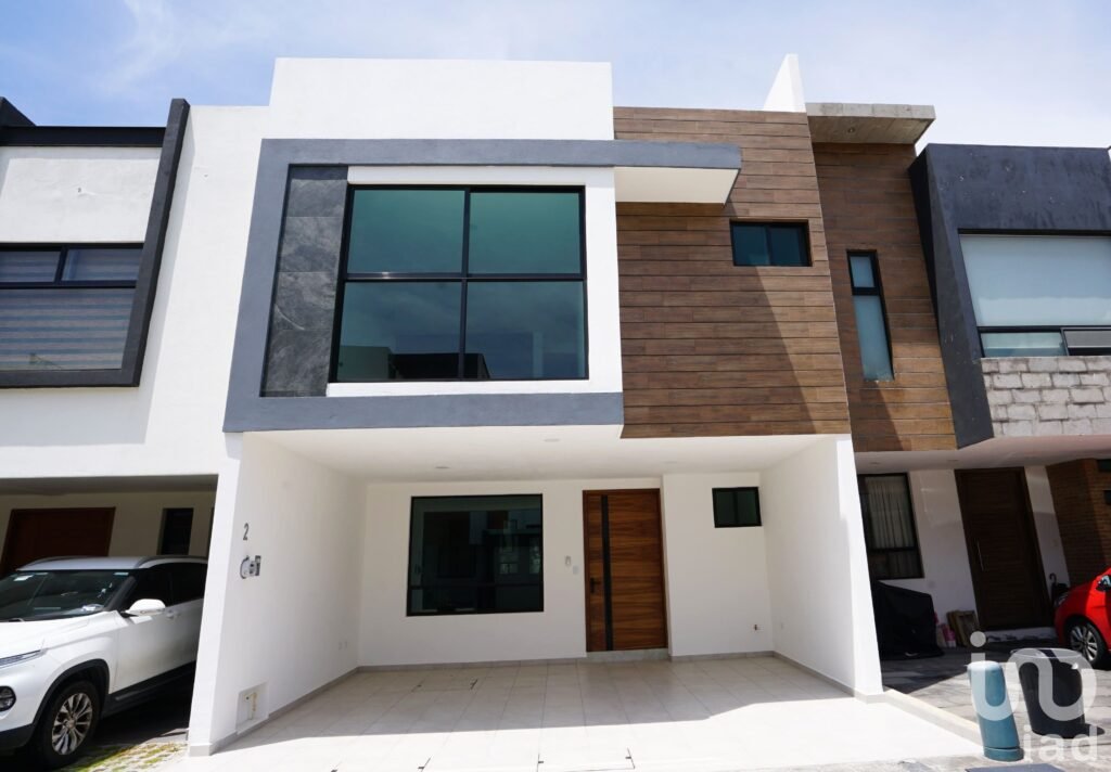 CASA EN VENTA DE 4 HAB + ROOF GARDEN | HAB PLANTA BAJA | ZONA SAN PEDRO CHOLULA