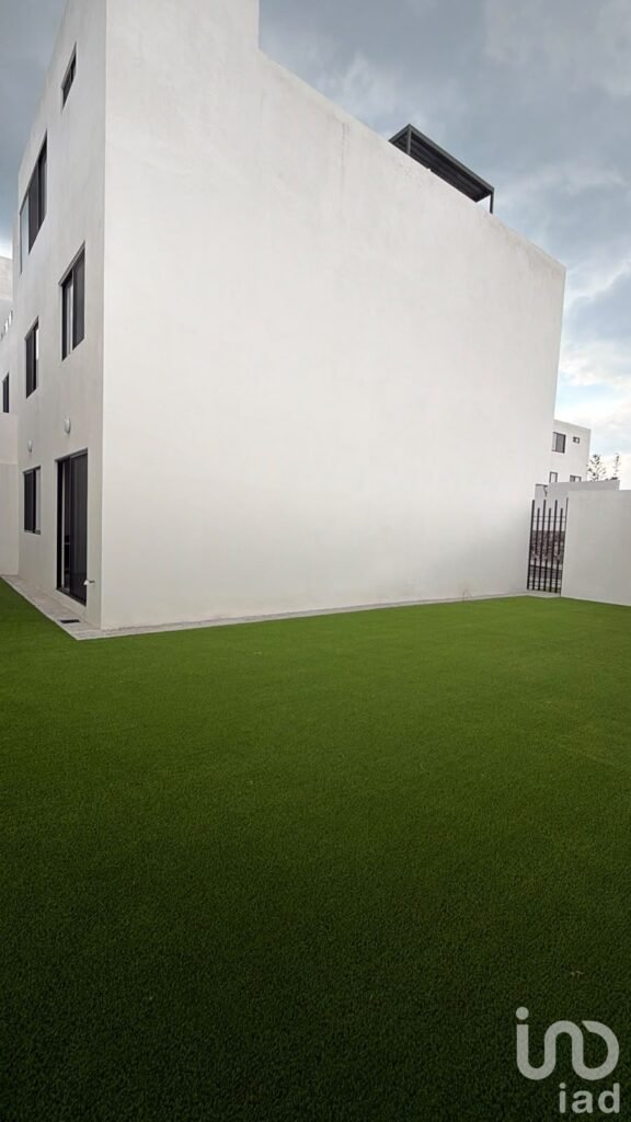 Renta de Casa con Roof Garden, Sala de TV, 3 Recámaras en Zibatá, Ideal para Familias