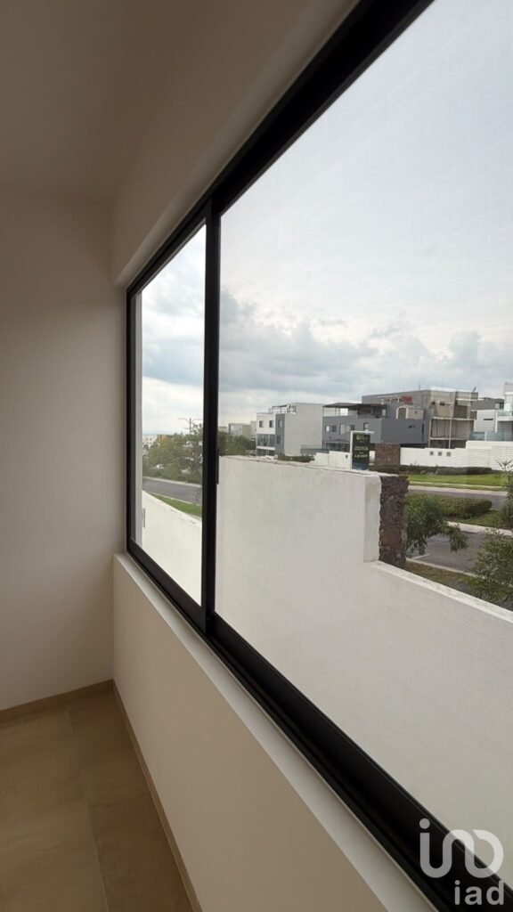 Renta de Casa con Roof Garden, Sala de TV, 3 Recámaras en Zibatá, Ideal para Familias