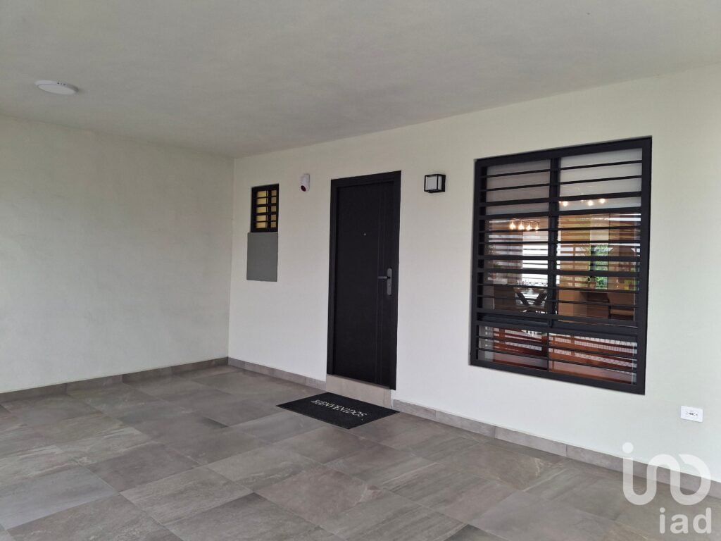 ¡Moderna Casa de 3 Niveles en Exclusivo Sector Residencial con Alberca y Seguridad! Cumbres García.