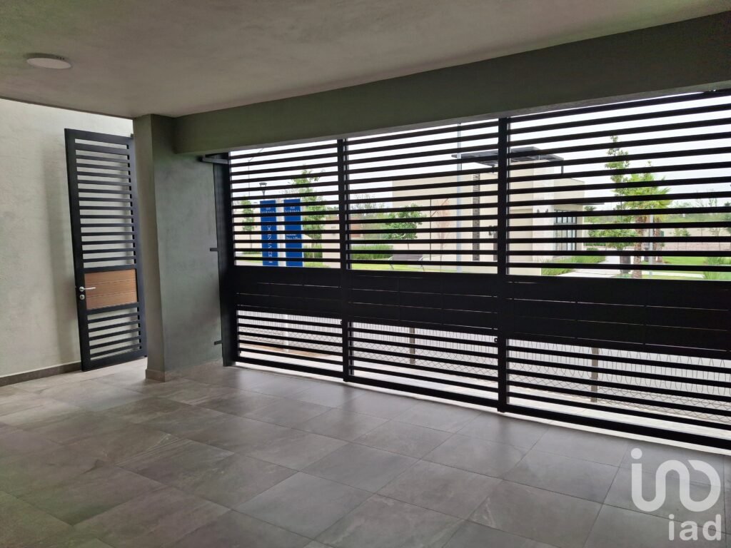 ¡Moderna Casa de 3 Niveles en Exclusivo Sector Residencial con Alberca y Seguridad! Cumbres García.