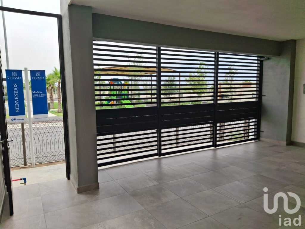 ¡Moderna Casa de 3 Niveles en Exclusivo Sector Residencial con Alberca y Seguridad! Cumbres García.