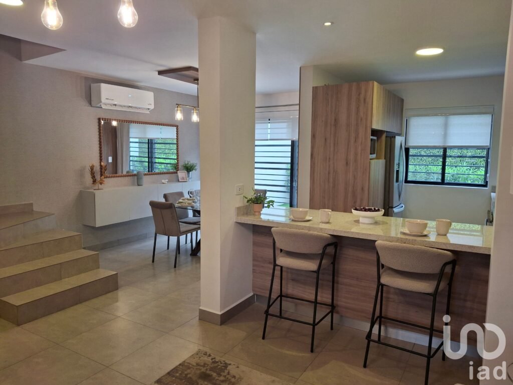 ¡Moderna Casa de 3 Niveles en Exclusivo Sector Residencial con Alberca y Seguridad! Cumbres García.