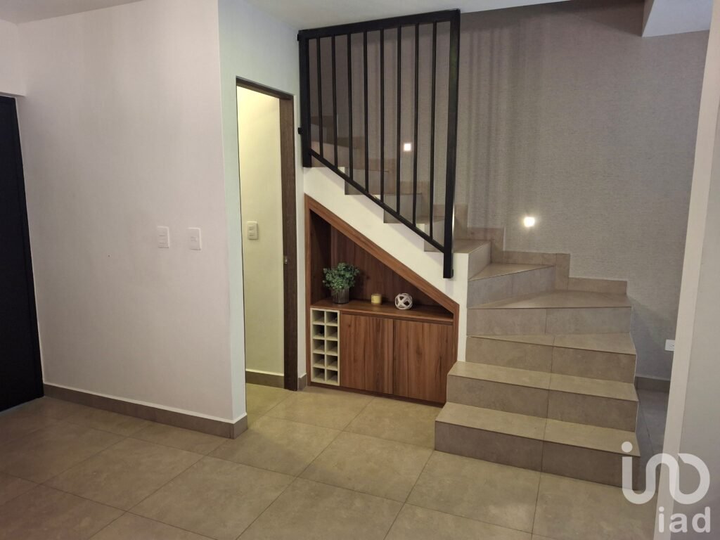 ¡Moderna Casa de 3 Niveles en Exclusivo Sector Residencial con Alberca y Seguridad! Cumbres García.