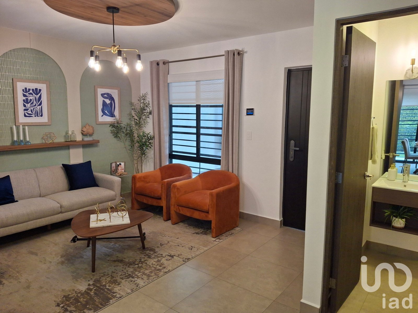 ¡Moderna Casa de 3 Niveles en Exclusivo Sector Residencial con Alberca y Seguridad! Cumbres García.