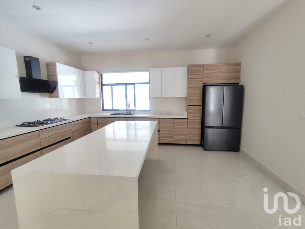 Residencia de Lujo con Amenidades y Servicios Subterráneos  Zona Carretera Nacional Cerca del Barro