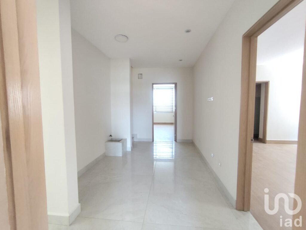Residencia de Lujo con Amenidades y Servicios Subterráneos  Zona Carretera Nacional Cerca del Barro