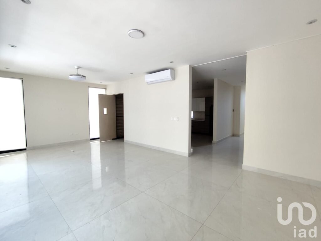 Residencia de Lujo con Amenidades y Servicios Subterráneos  Zona Carretera Nacional Cerca del Barro