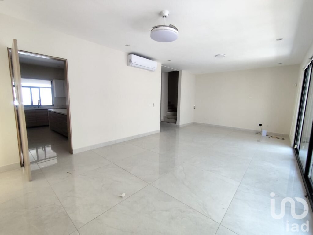 Residencia de Lujo con Amenidades y Servicios Subterráneos  Zona Carretera Nacional Cerca del Barro