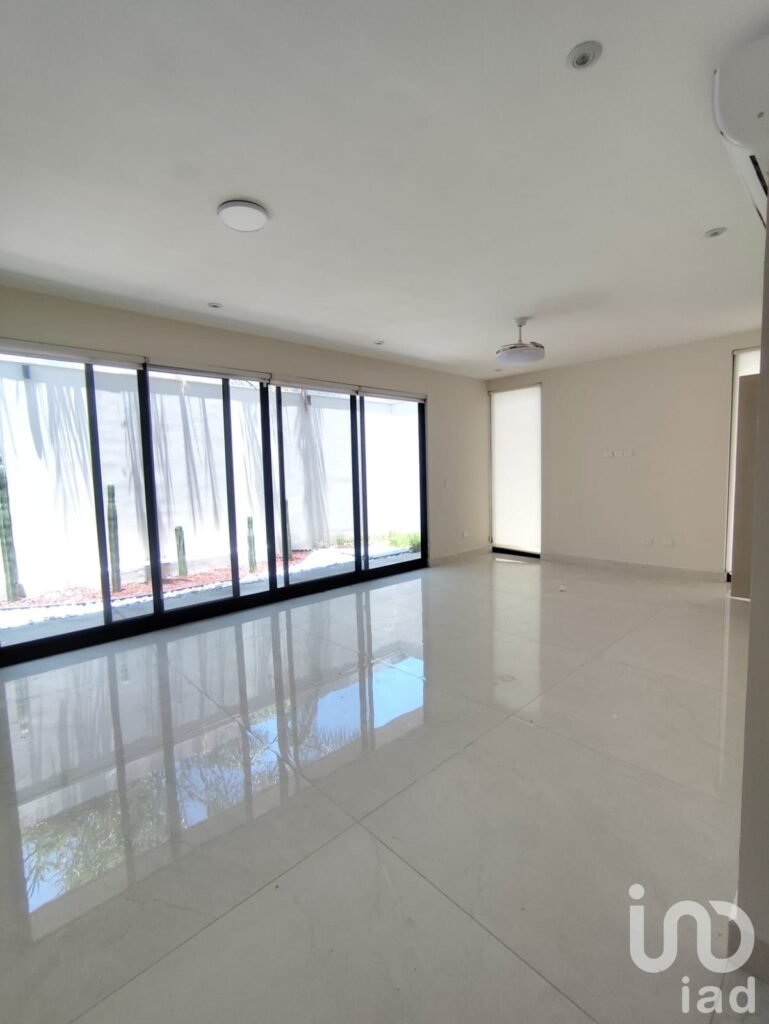 Residencia de Lujo con Amenidades y Servicios Subterráneos  Zona Carretera Nacional Cerca del Barro