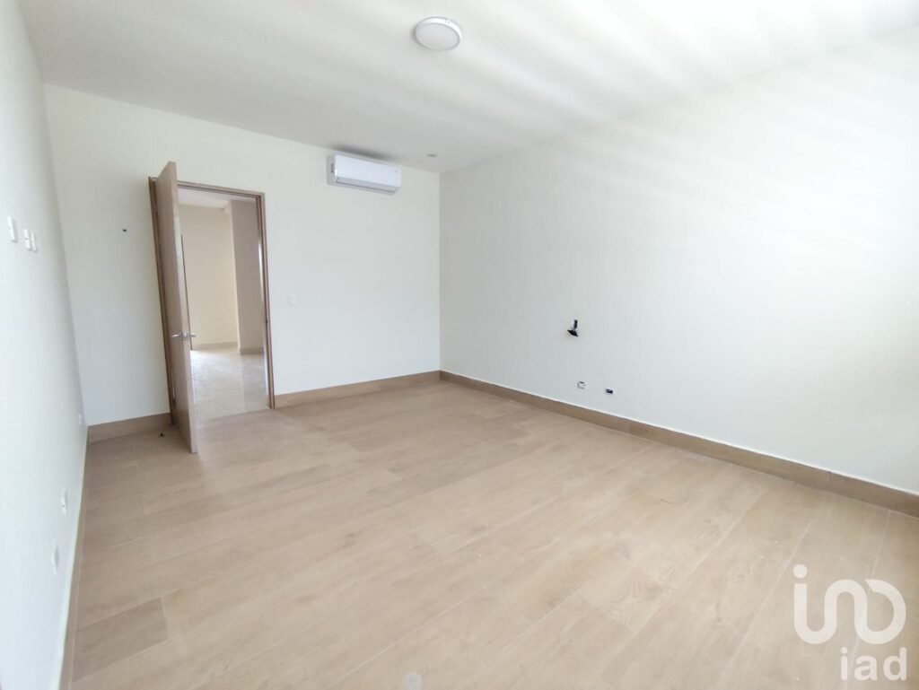 Residencia de Lujo con Amenidades y Servicios Subterráneos  Zona Carretera Nacional Cerca del Barro